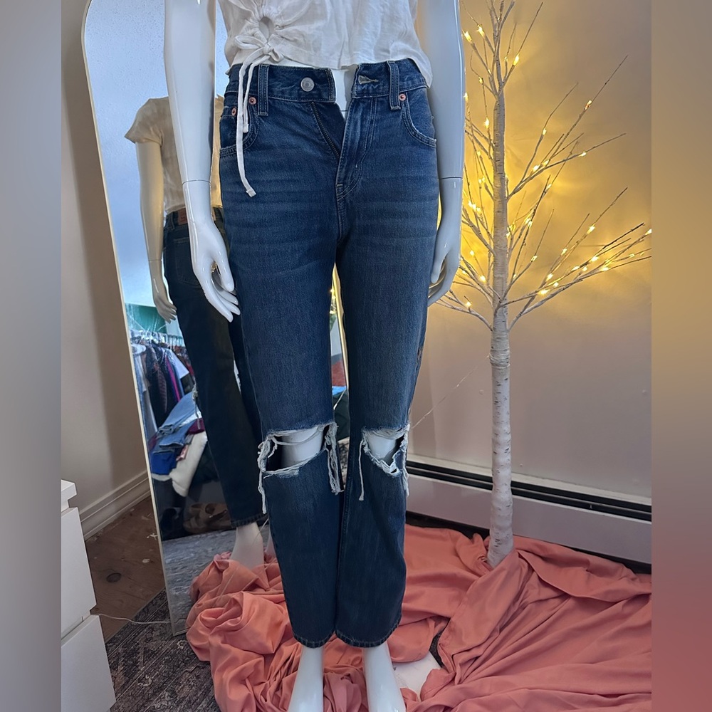 Woman’s Levi’s Low Pro Straight Size 24 NWT